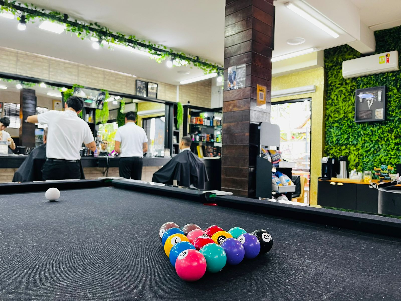 Cadeiras e Espelho Barbearia Neiva